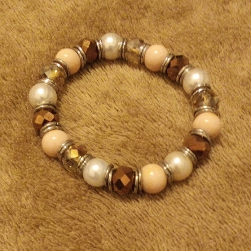 Chic Beaded Bracelet in Gold and Cream